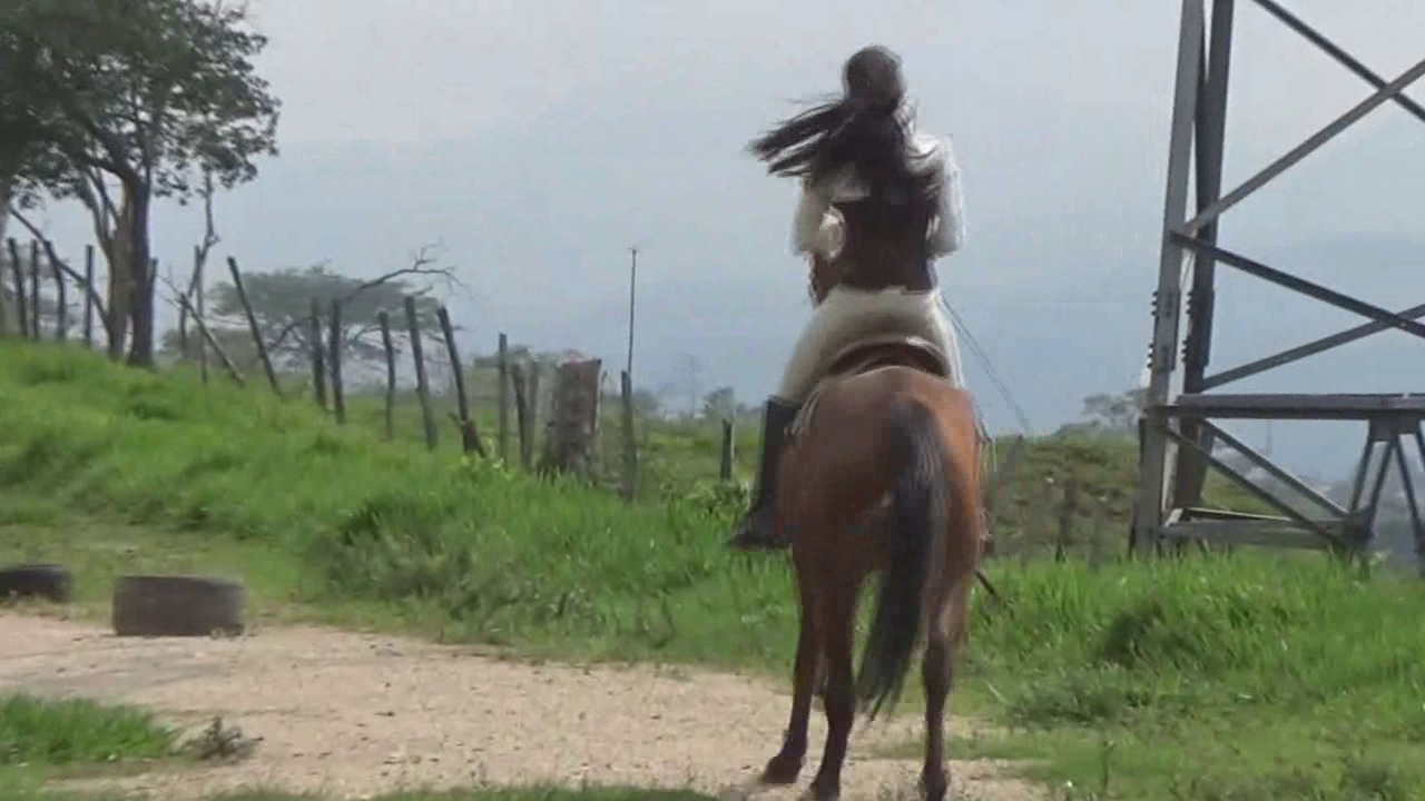 CL8565_tf_te_adriannaoncacique.wmv_random_01.jpg