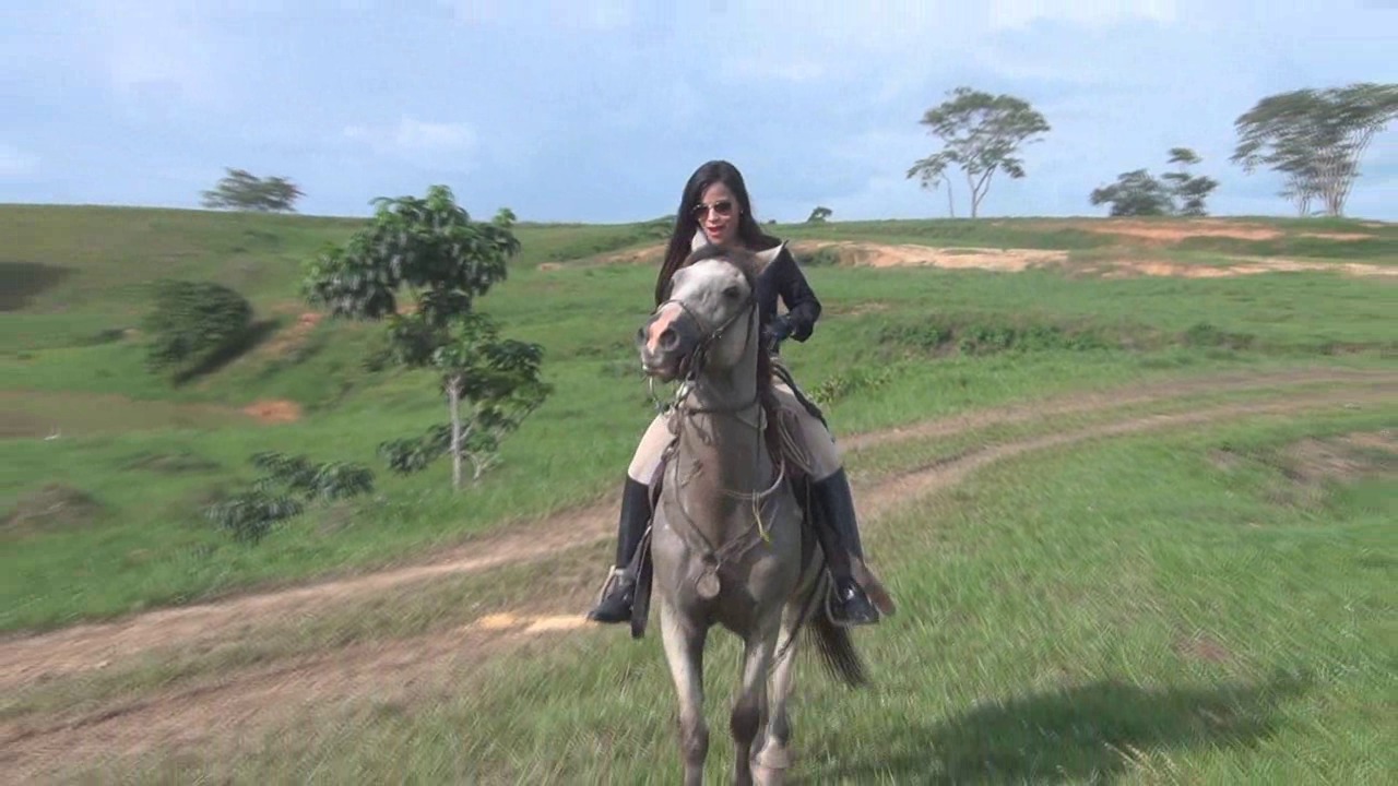 CL8565_YF_LagunaRidingDayana.wmv_random_01.jpg