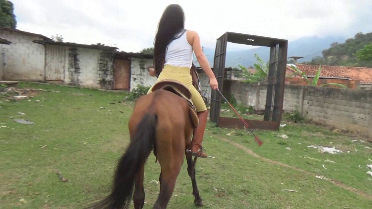 CL8565_Yf_Ye_Marywithhernewgift.wmv_random_01.jpg