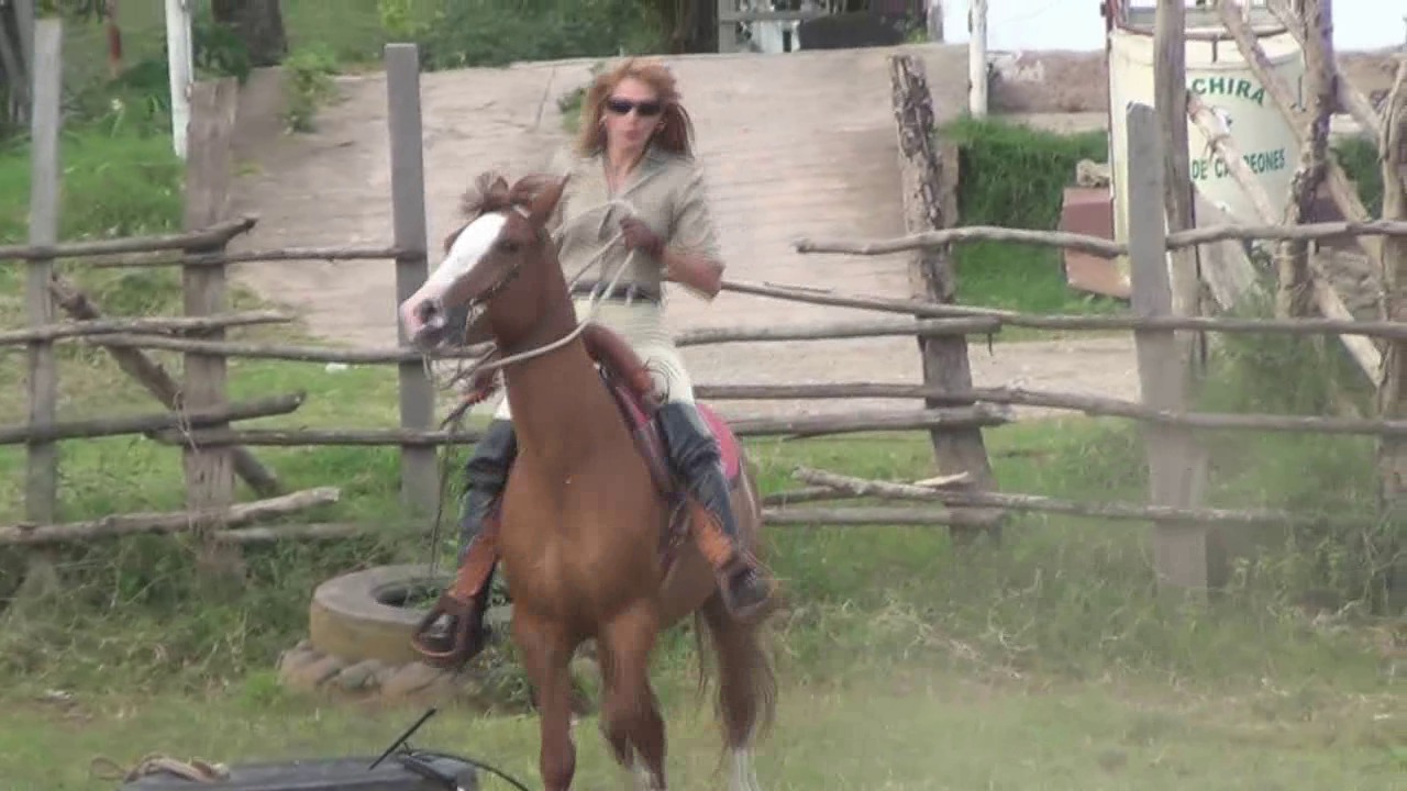 CL8565_BlackBoots.wmv_random_01.jpg