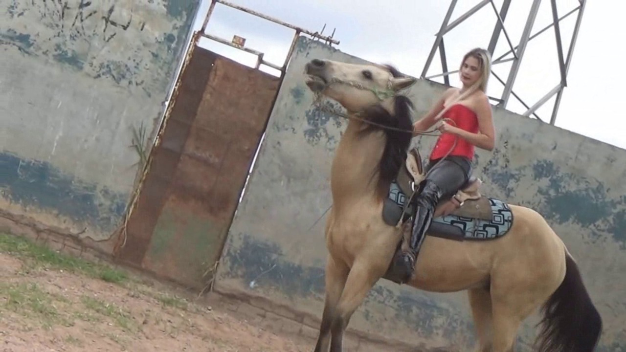 CL8565_TF_TryingTheNewSpursJ.wmv_random_01.jpg
