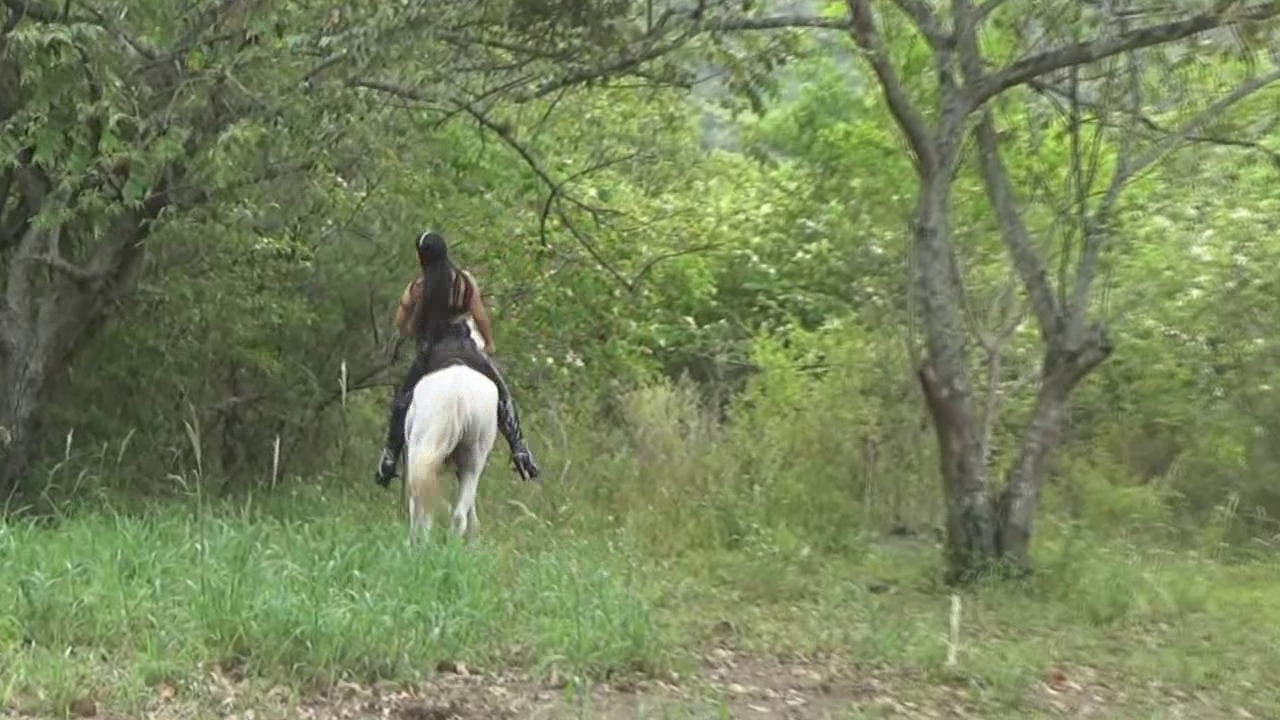 CL8565_BFVictoriaRidingQueen.wmv_random_01.jpg