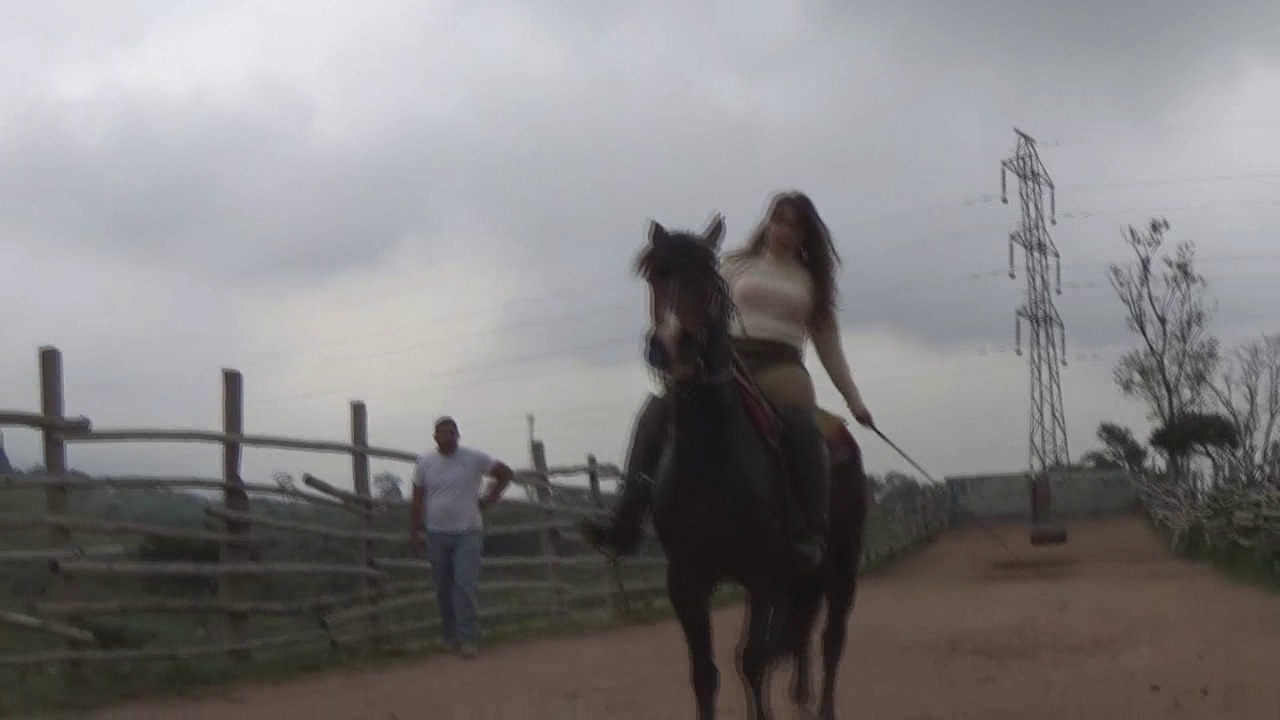 CL8565_JF_AnnavsCastaway.wmv_random_01.jpg