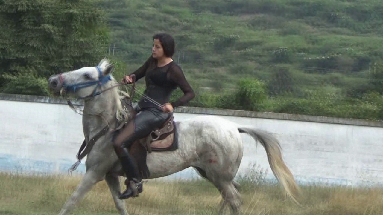 CL39751_BarbarasLongLegsVsEsperanza.wmv_random_01.jpg