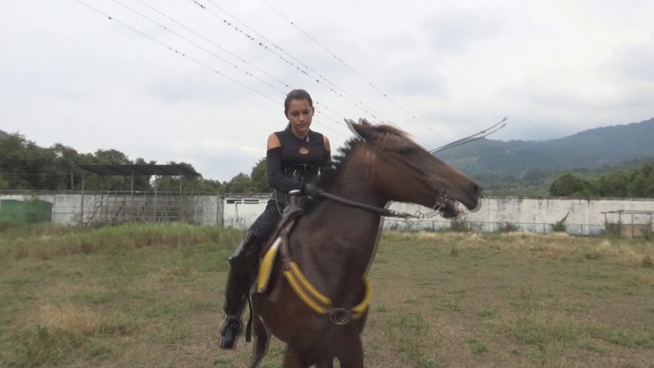 CL39751_LolitasWelcomeRide.wmv_random_01.jpg