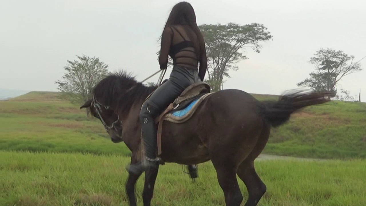 CL39751_MontanaBlackLeatherInTheRain.wmv_random_01.jpg