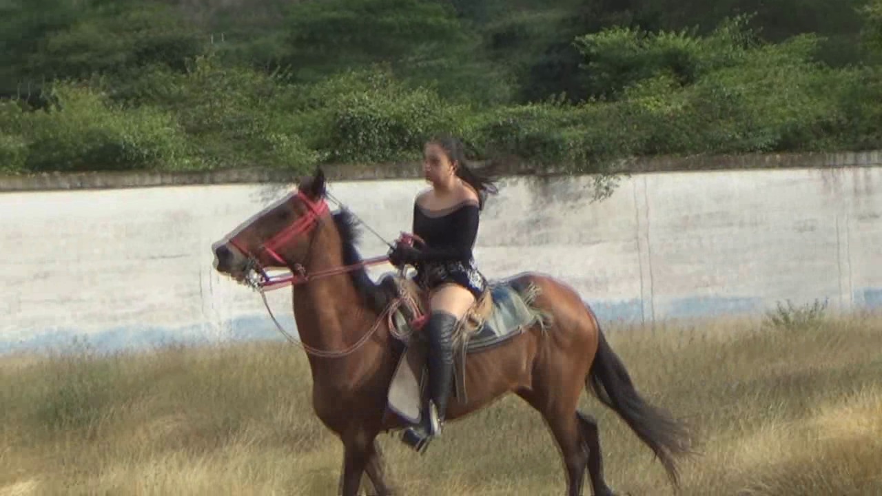 CL39751_RichelleBuckingHotPants.wmv_random_01.jpg