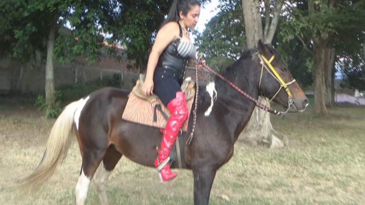 CL39751_RominaThornyRedBoots.wmv_random_01.jpg