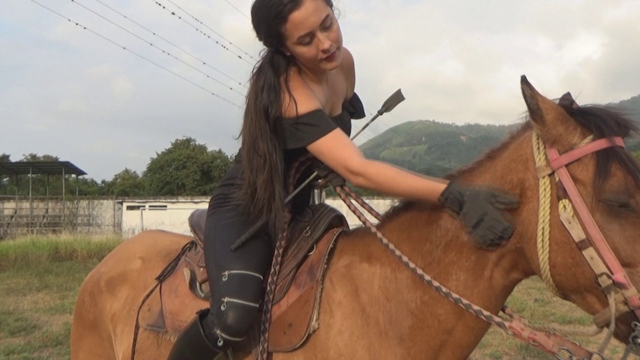 CL39751_SamanthaBlackBeautyWithGoldenStingers dayana.wmv_random_01.jpg