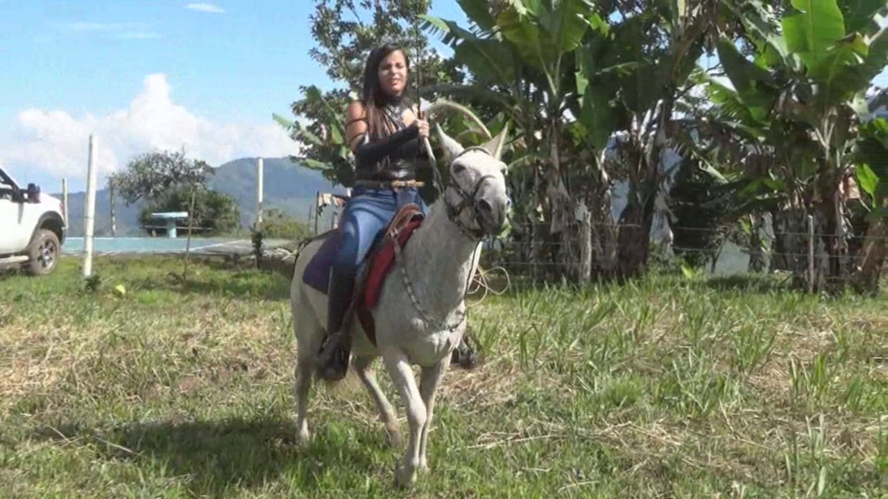 CL39751_TheGoddessDayanaJeansWhiteMuleRound1.wmv_random_01.jpg