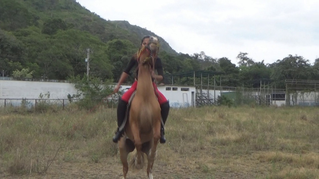 CL39751_VictoriaFirstRideInVillabajo.wmv_random_01.jpg