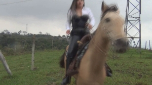 CL8565 YF Ye Raquelridingonacoldday.wmv